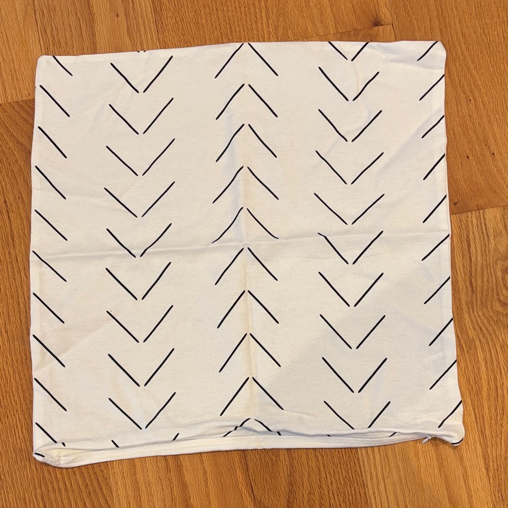 Woven Nook “Amaro Mudcloth” White Pillow Cover with Black Chevron Pattern 18”